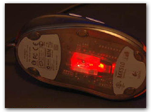 Fotografía de parte inferior de un ratón óptico (Fuente: www.configuraequipos.com)