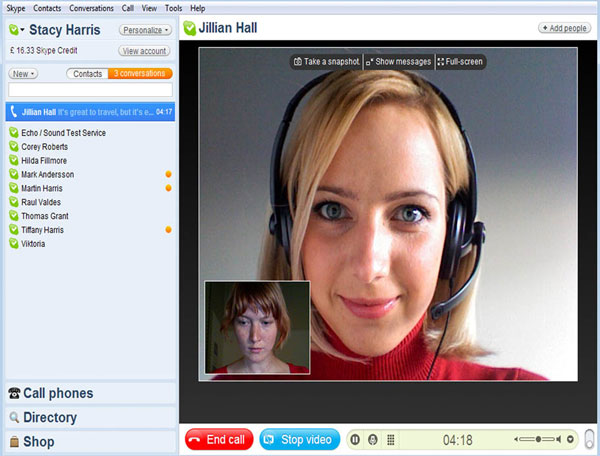 Captura de pantalla de videoconferencia por Skype usando un micrófono y auriculares (Fuente:tuexpertoit.com)